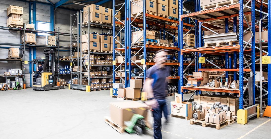 Magazijn met pompen en onderdelen op voorraad