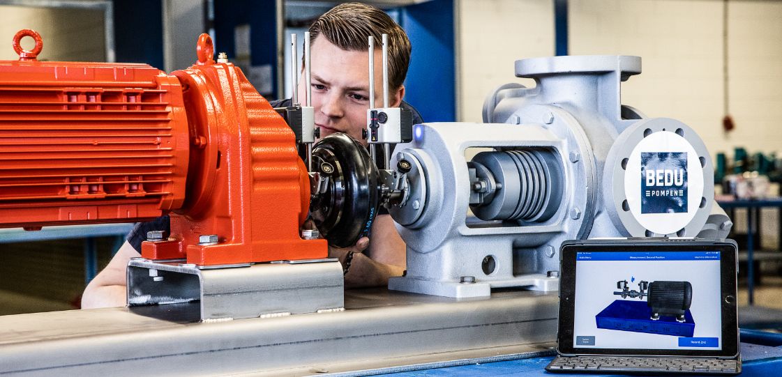 Monteur voert laseruitlijning uit op een pompset