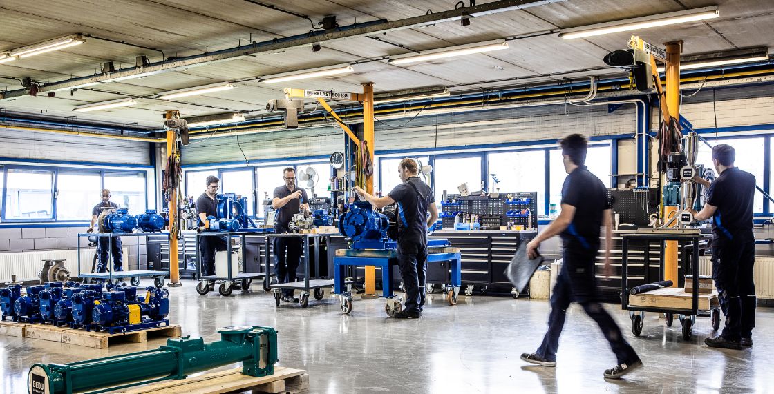 Technische dienst assembleert een pompinstallatie