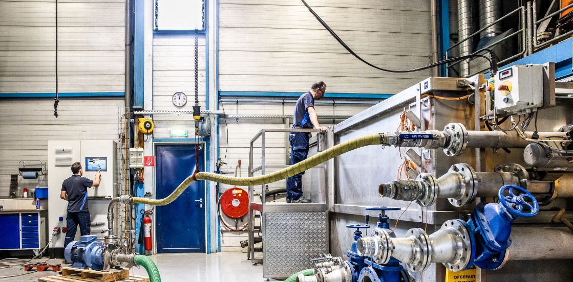 Pomp op de testopstelling in de werkplaats van Bedu